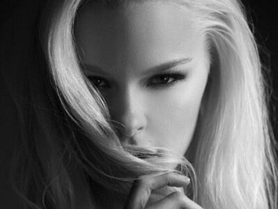 Courtney Shallcross este foarte pofticioasa, neputandu-se abtine, mai ales cand ia contact cu traditiile altor tari, calatoriile si contactul cu oamenii din industria modelling-ului fiind lucrul pe care il adora cel mai mult.