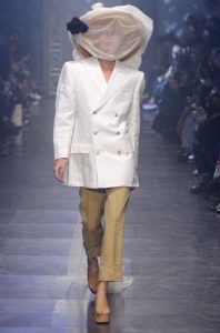 tendinte-vestimentare-femei-Vivienne-Westwood-primavara-vara-2016-004
