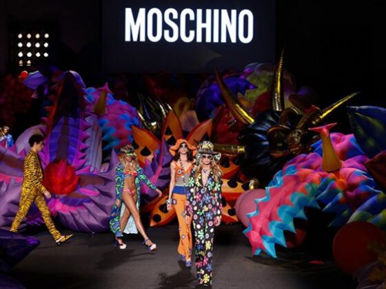 Prezentata in Los Angeles, colectia resort 2017 Moschino este una inspirata din anii '60 si '90, directorul de creatie Jeremy Scott prezentand printuri psihedelice