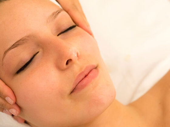 In afara faptului ca masajul facial foloseste produse de infrumusetare si ingrijire care dau tenului un aspect radiant si neted, acesta are rolul de a actiona - in urma miscarilor specifice, pentru netezirea liniilor faciale.