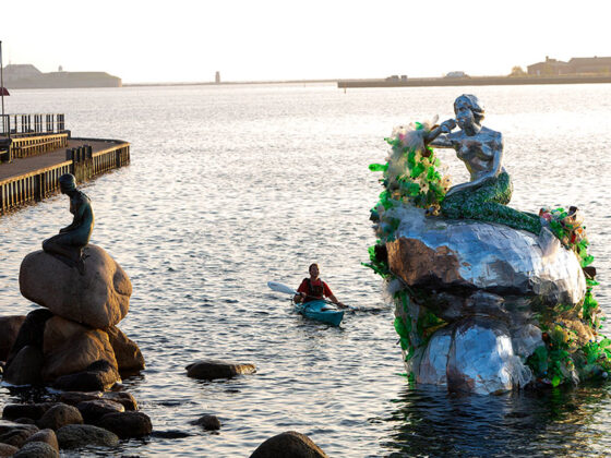 Carlsberg a dezvaluit propria versiune unica a statuii Little Mermaid din Copenhaga realizata in intregime de noile cutii Snap Pack.