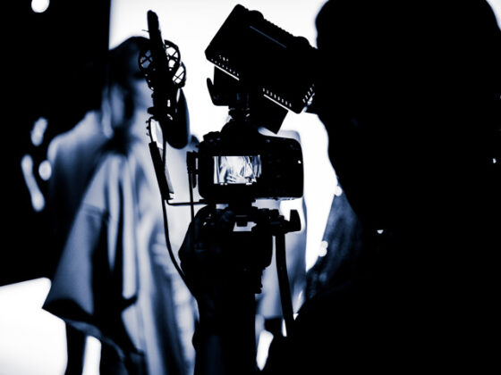 Televiziunea inseamna imagine - in primul rand, iar infatisarea persoanei care apare in lumina reflectoarelor, te face sa iti formezi o parere despre acea persoana, inainte ca aceasta sa rosteasca vreun cuvant ...