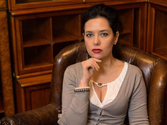 Dupa un concept de show - Beatrice Lianda Dinu, scenograf, designer si jurnalist de 25 de ani, imbina cu succes linia de couture cu cea de spectacol, rezultand colectii extravagante si conceptual bine alese.
