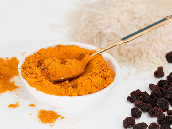 Pudra de turmeric are o textura abraziva usoara, ceea ce il face un exfoliator ideal pentru piele.