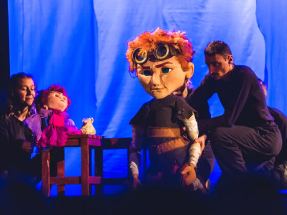 Peter Pan se adreseaza copiilor de peste 6 ani si tuturor adultilor care viseaza la anii pierduti ai copilariei.