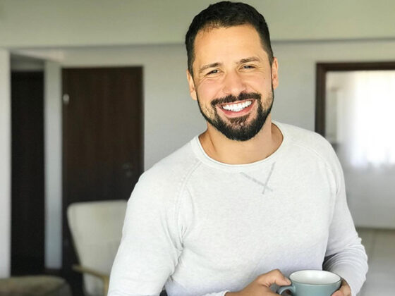Alexandru Constantin este unul dintre cei mai apreciati prezentatori TV din Romania.