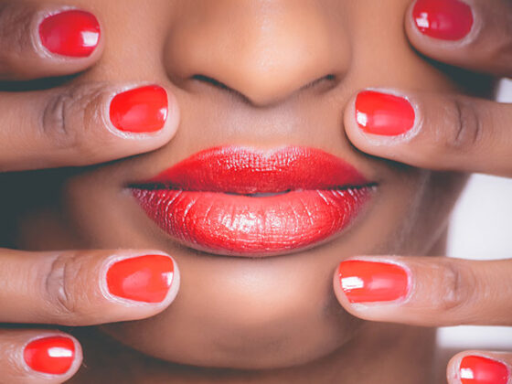 Aplica un liner rosu pentru LOOK-ul cu buze rosii cu scopul de a le defini, apoi, umple-le cu un ruj rosu si cremos!
