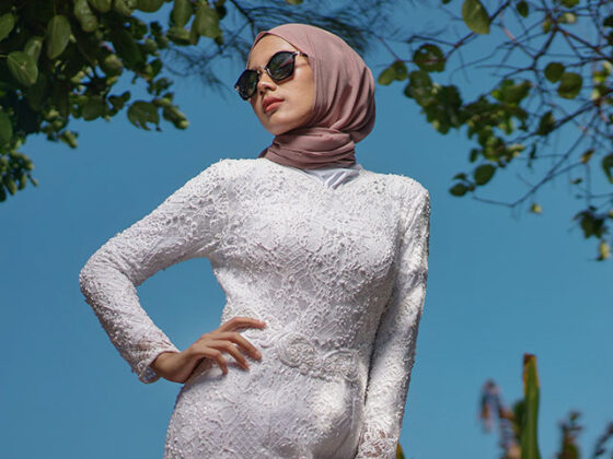 Intinde un capat al hijab-ului pe cap, cu capatul scurt care sa decoreze.