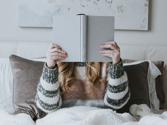 Relaxarea prin citit poate fi influentata si prin aranjarea cartilor sub pat, care poate transforma un spatiu plictisitor, intr-unul foarte activ si atractiv.