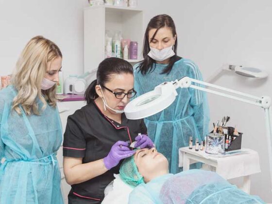 Tehnica de microblading este cea mai noua si revolutionara metoda de reconstructie a sprancenelor prin machiaj semipermanent