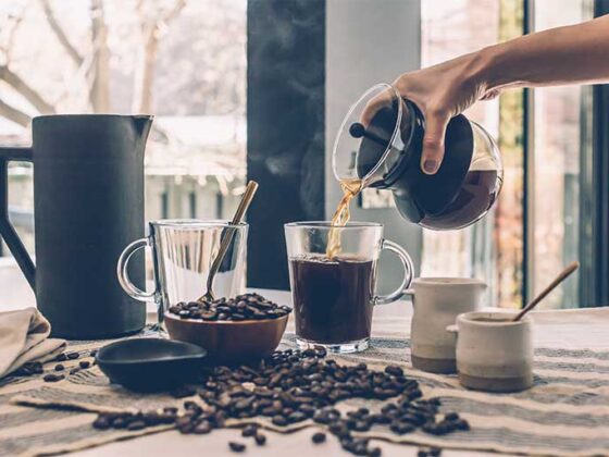 Cafeina este egala cu energia, lucru care ne incanta, dar in realitate stim ca este considerata un stimulent care ne poate da un avantaj semnificativ in sala de sport si nu numai.