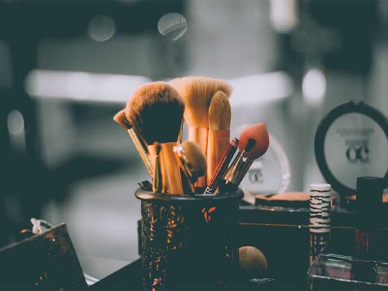 Gentuta cu cosmetice tine tot ce inseamna ruj, eyeliner, fard de ochi, fond de ten si alte ustensile pe care le folosesti pentru a te machia.