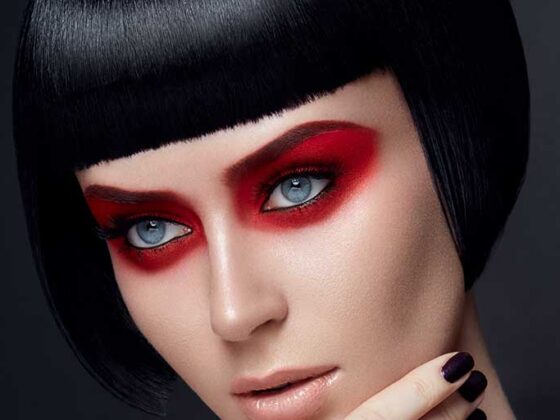 Daca e sa caracterizam principalele tendinte hairstyle 2021 de pe podiumurile de prezentare, putem spune ca sunt usoare, exista multa miscare si libertate a parului, cu suvite si bucle naturale.