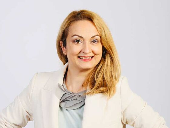 Andreea Popescu este Consultant de stil & imagine si o gasiti in fiecare luna, in revista noastra, la rubrica, “Detalii de stil”, unde ne prezinta trend-urile din fashion.