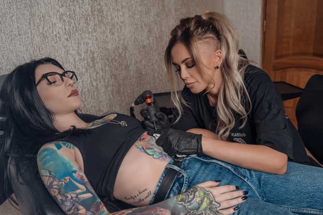 Irina Niculae este tattoo artist. Cum s-a facut aceasta trecere de la tatuaje la hairstyling sau acest lucru trebuie privit doar ca o extensie a activitatii tale de baza?