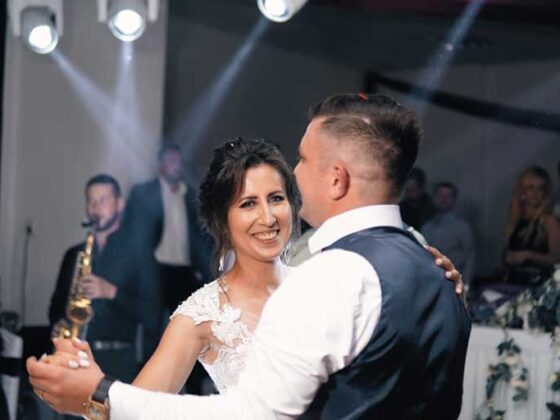 Daniela Sala s-a casatorit ieri cu alesul inimii ei, Andrei Fofiu. Regizoarea de film a realizat un nou scurtmetraj intitulat „O zi desprinsa din eternitate” in cadrul propriei sale nunti.