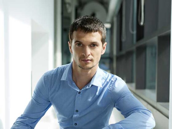 Revista Famost noiembrie 2021 il are pe coperta pe Andrei Ispas, primul doctor din Romania in Educatie fizica si sport, specializarea Pilates pe aparate.