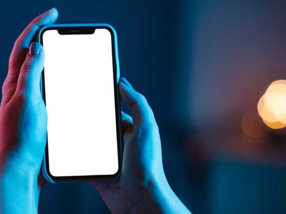 Lumina albastra emisa de ecranele noastre digitale sunt la fel de nocive precum razele UV ale soarelui.