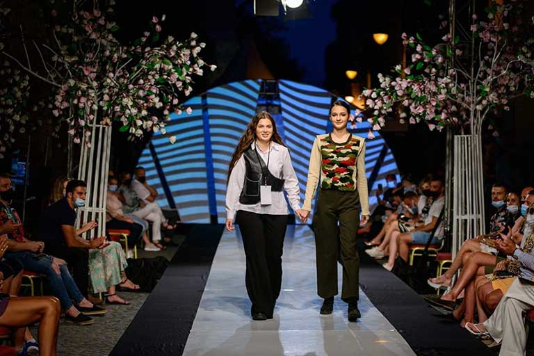 Romina Tota isi face debutul in lumea modei, lansandu-si prima colectie de creatii vestimentare, inspirandu-se din tinutele purtate de militarii din Primul si Al Doilea Razboi Mondial.