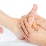 Reflexoterapia este un sistem de vindecare care iti trateaza intreg organismul prin manipularea anumitor zone ale piciorului,