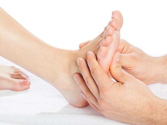 Reflexoterapia este un sistem de vindecare care iti trateaza intreg organismul prin manipularea anumitor zone ale piciorului,