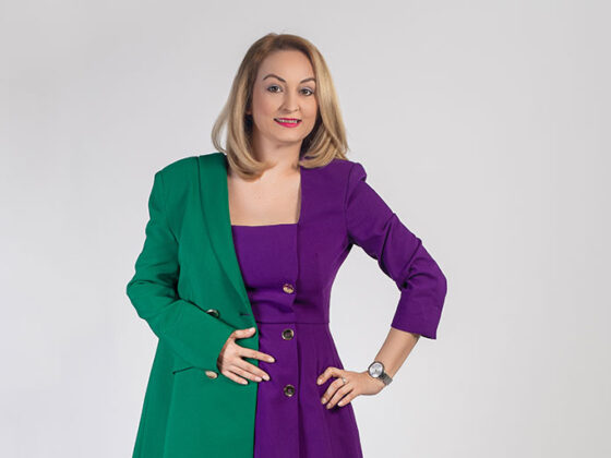 Revista Famost aprilie 2022 ne-o aduce pe coperta pe colega noastra Andreea Popescu, pe care o gasiti in fiecare luna cu rubrica “Detalii de stil“.