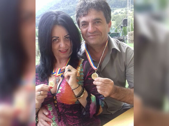Daniela Toma scrie greu sau usor? Revii asupra versurilor? Exista intr-o poezie corecturi, stersaturi, sublinieri?
