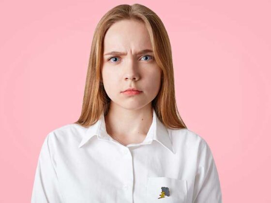 Stand linistit si ganditor cu aceste emotii deloc confortabile, reprezinta o componenta normala ce face parte din ceea ce cunoastem a fi sobrietatea emotionala, dar fara a ne indrepta catre droguri, alcool, somn excesiv, relatii toxice.