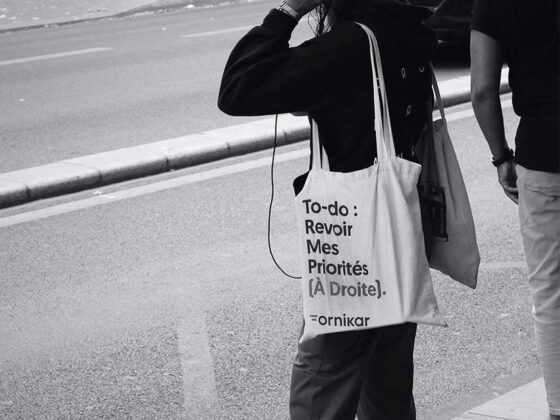 Piesele vestimentare de tip street style sunt usor de purtat, fiindca mizeaza pe un mix de stiluri care lasa libertate de stilizare.