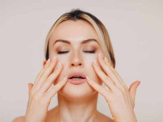 Tonifierea si intarirea muschilor faciali iti vor crea un lifting facial natural, exercitiile faciale imbunatatind circulatia la nivelul pielii prin aducerea oxigenului si nutrientilor - vitali pentru o stralucire sanatoasa si un aspect tineresc.