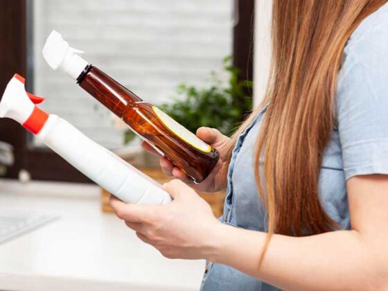 Un prim pas in detoxifierea casei ar fi citirea etichetele produselor inainte de a le cumpara, indiferent de natura lor si sa te indrepti spre cele cat mai naturale.