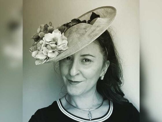 Maria Carmen Millinery nu si-a ales modelul pentru fotografiat la intamplare, ci este mai mult decat atat.
