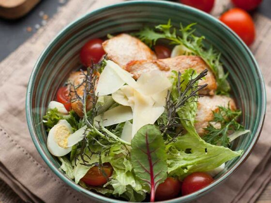 Daca alegi un dressing mai cremos pentru salata, incearca sa reduci caloriile prin alegerea celui ce are cat mai putine calorii!