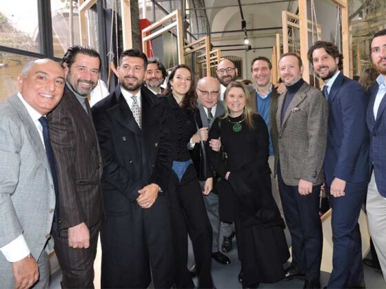 After having identified the foundations of the Neapolitan style, Le Mani di Napoli undertakes to codify and respect the traditional processes that interpret its spirit, thus achieving results of maximum aesthetic, cultural and material value.