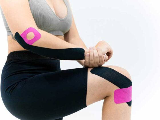 Banda kinesiologica este realizata din bumbac elastic, aceasta banda adeziva in culori stralucitoare fiind vazuta la multi sportivi pe brate, picioare si chipuri in timpul competitiilor.