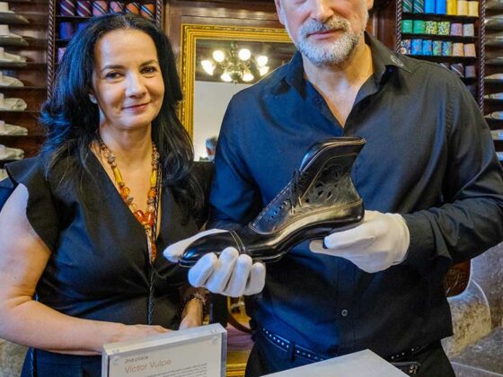 Victor Vulpe este castigatorul medaliei de argint si si-a dovedit maiestria prin crearea unei adevarate opere de arta in cadrul World Championships of Shoemaking 2023.