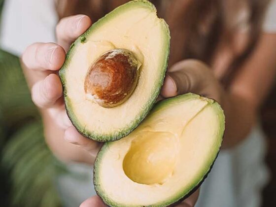 Uleiul de avocado este excelent ca demachiant, hidratant pentru piele, ideal pentru scalp si bun pentru masaj.