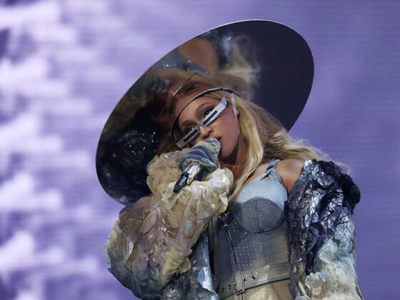 Beyoncé a purtat Diesel în turneul mondial Renaissance, brandul de modă asigurând în acelaşi timp ţinutele pentru fiica cântăreţei, Blue Ivy şi pentru toţi dansatorii.