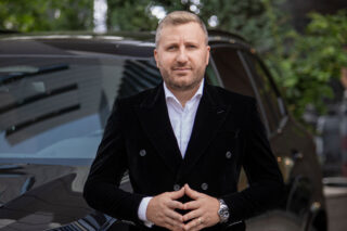 Revista Famost noiembrie 2023 îl aduce în atenţie pe Dragoş Dumitraşcu, fondator Privilege Automotive: copertă şi interviu la interior.