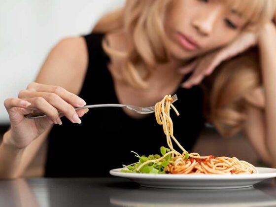 Există multe semne care arată că tulburările de alimentaţie fac parte din viaţa ta, cântăritul în exces, analizarea fiecărei mese ca număr de calorii, sentimentul de vinovăţie după ce ai mâncat, fiind doar câteva din ele.