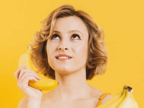 Extractul de banane îmbunătăţeşte elasticitatea şi fermitatea pielii datorită aminoacizilor, ceea ce ajută la reducerea liniilor fine şi a ridurilor.