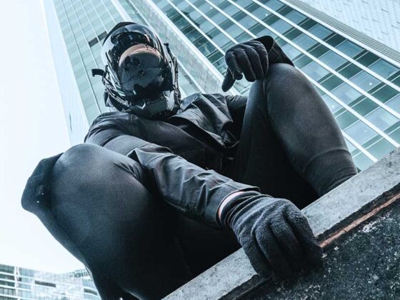 Techwear sau îmbrăcămintea tehnologică o expresie a evoluţiei modei şi tehnologiei, oferind purtătorului purtătorului utilitate, confort, dar şi îmbunătăţire a performanţei.