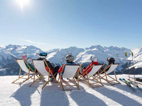 Aprè-ski îşi are rădăcinile în anii 1800 în Norvegia, dar a devenit populară în Alpii anilor 1950, regăsindu-se astăzi peste tot în cultura schiorilor.