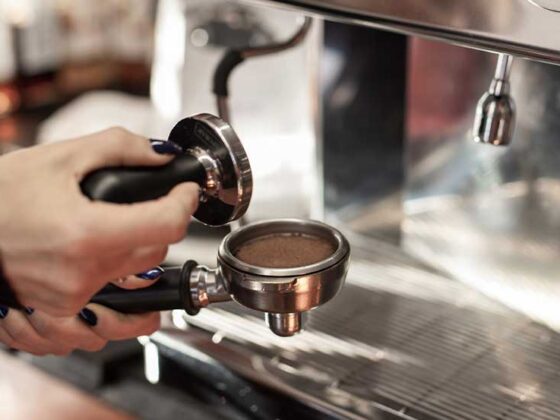 Mulţi preferă în ultima perioadă să îşi facă cafeaua acasă mai ales că noile aparate de cafea pot oferi o calitate la fel de bună ca cea băută în oraş.