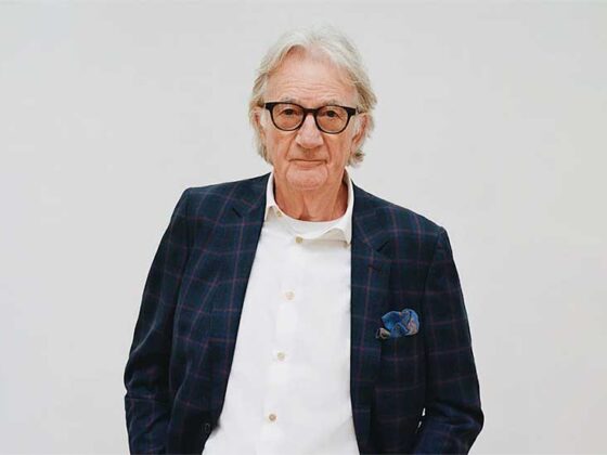 Paul Smith revine la Pitti Uomo, un designer deosebit ce evocă un stil avangardist care nu renunță la respectul pentru tradiție, direcţii văzute încă de la debutul sau din 1970.