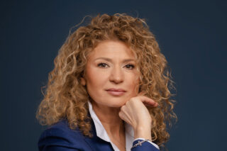 Revista Famost mai 2024 este o ediţie bogată care ne aduce în atenţie tendinţele în modă pentru sezonul toamna iarna 2024 2025, articole utile din beauty, stil de viaţă, cultură, sănătate.