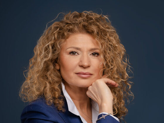 Revista Famost mai 2024 este o ediţie bogată care ne aduce în atenţie tendinţele în modă pentru sezonul toamna iarna 2024 2025, articole utile din beauty, stil de viaţă, cultură, sănătate.