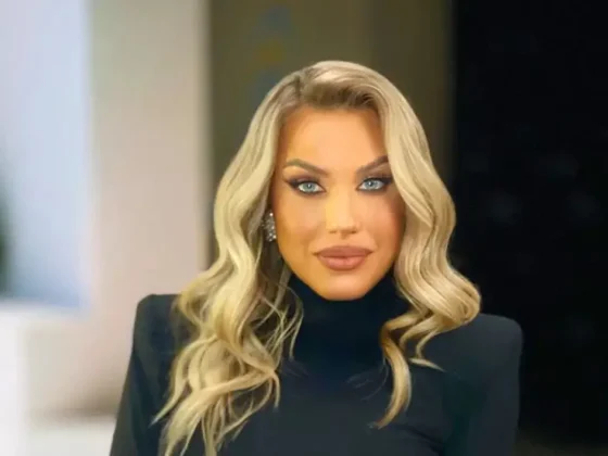 Amna a colaborat cu artişti precum Bere Gratis, Dorian Popa, Robert Toma, What’s Up, Emilian, Adda, Dima iar cu melodia de debut "Tell me why” s-a clasat în primele locuri din top, din ţări precum Polonia, Spania, Argentina, Serbia, Grecia, Mexic, Chile, Ecuador şi Albania.