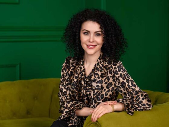 Dr. Alexandra Chivu, medic specialist în chirurgie plastică, estetica şi microchirurgie reconstructivă la Doctor SKiN, considera că perfecţionarea este esenţială în chirurgia estetică.