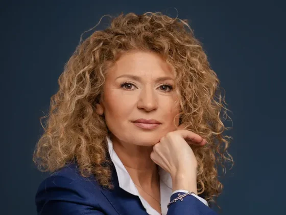 Pe lângă avocatură, Karmen-Elena Mitrana practica baletul din iarnă anului 2015 când a fost propusă să intre în primul spectacol de amatori, o experienţă unică, ce impune disciplină, forţă, graţie.